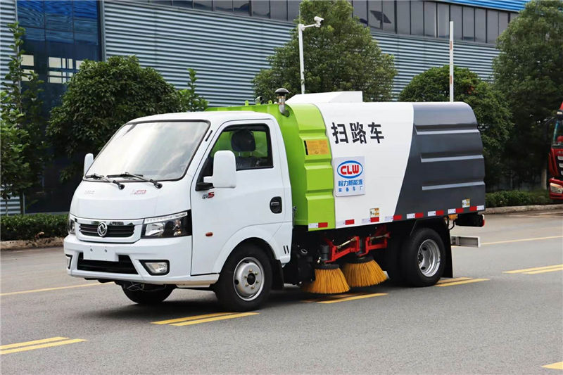 四川綿陽孫總全款定購了一輛東風途逸藍牌掃路車